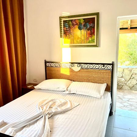Jardin Miraculeux Hotel Himare Bagian luar foto