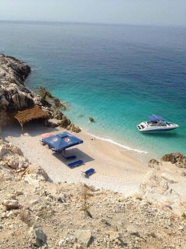 Jardin Miraculeux Hotel Himare Bagian luar foto