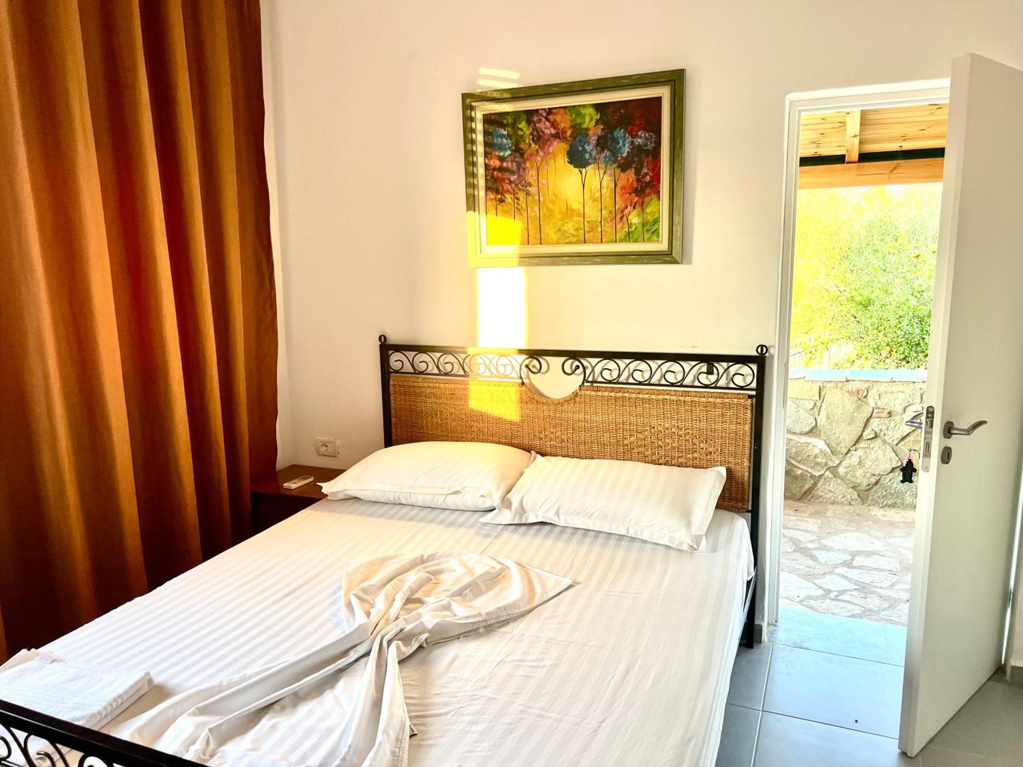 Jardin Miraculeux Hotel Himare Bagian luar foto
