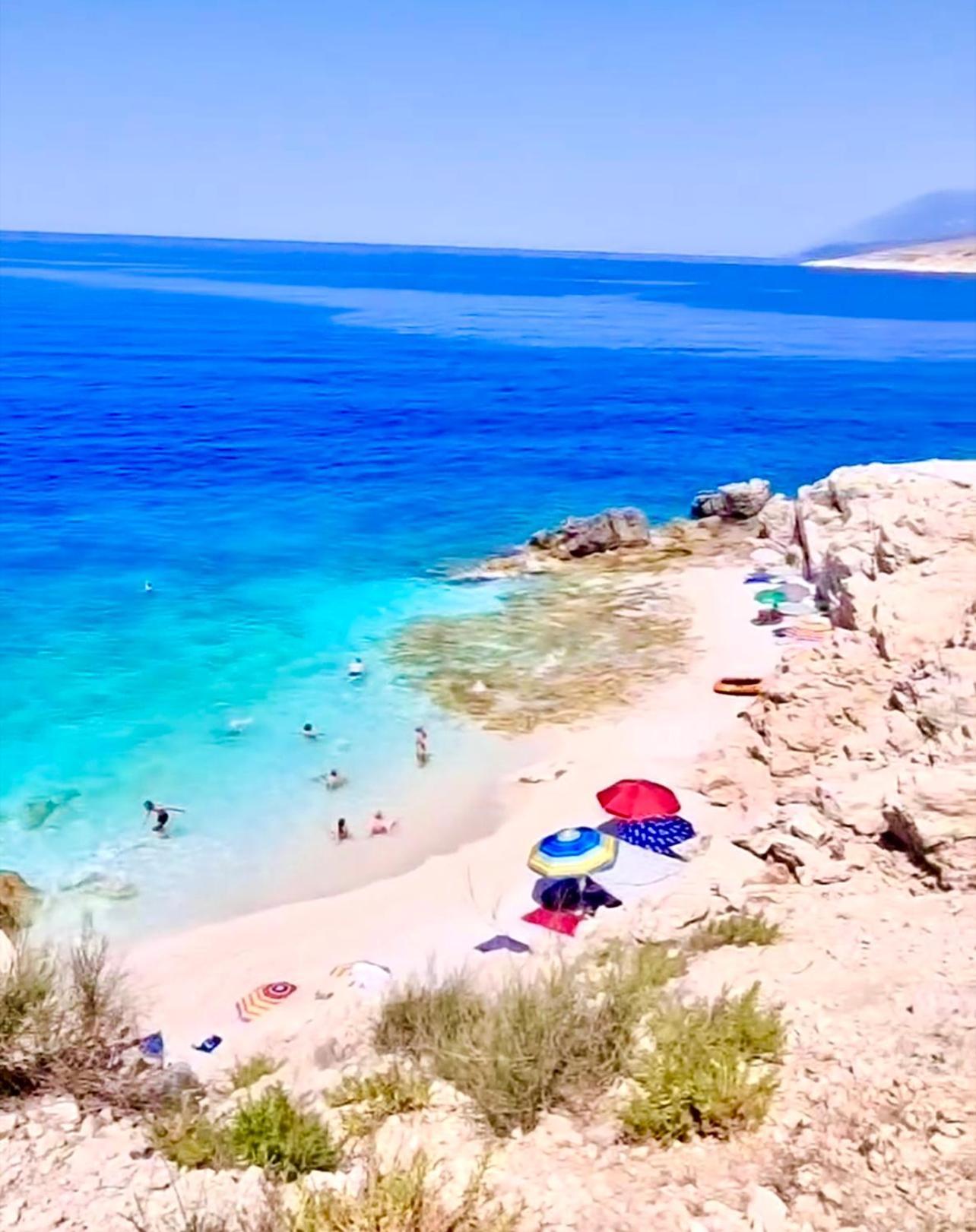 Jardin Miraculeux Hotel Himare Bagian luar foto