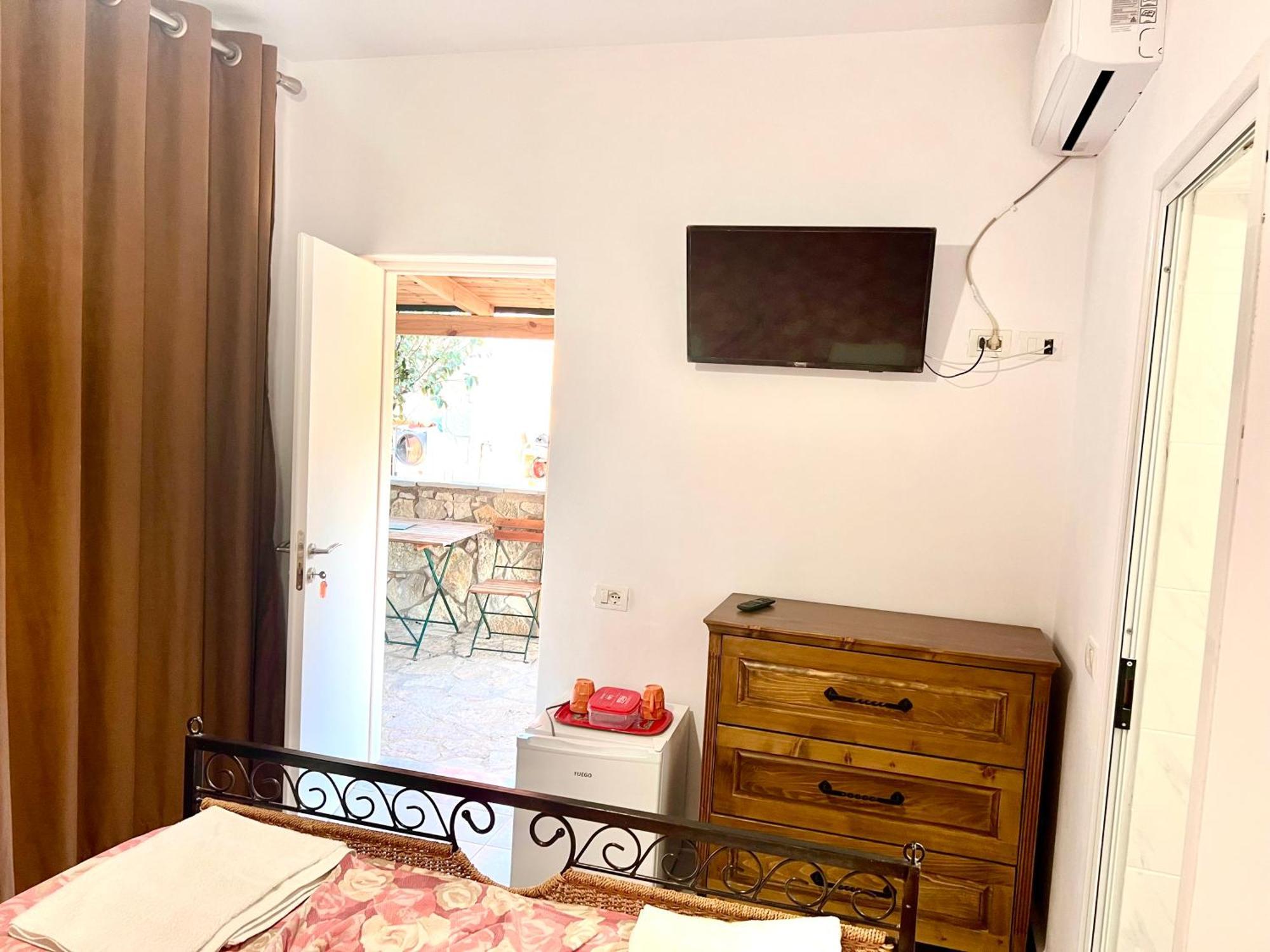 Jardin Miraculeux Hotel Himare Bagian luar foto