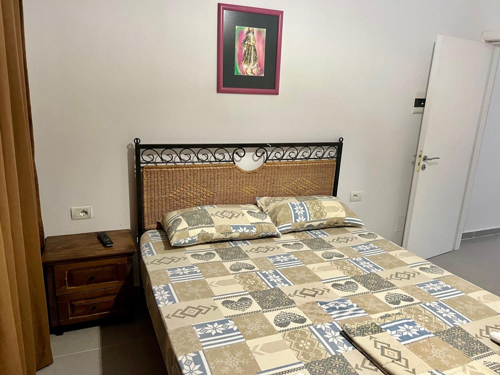 Jardin Miraculeux Hotel Himare Bagian luar foto