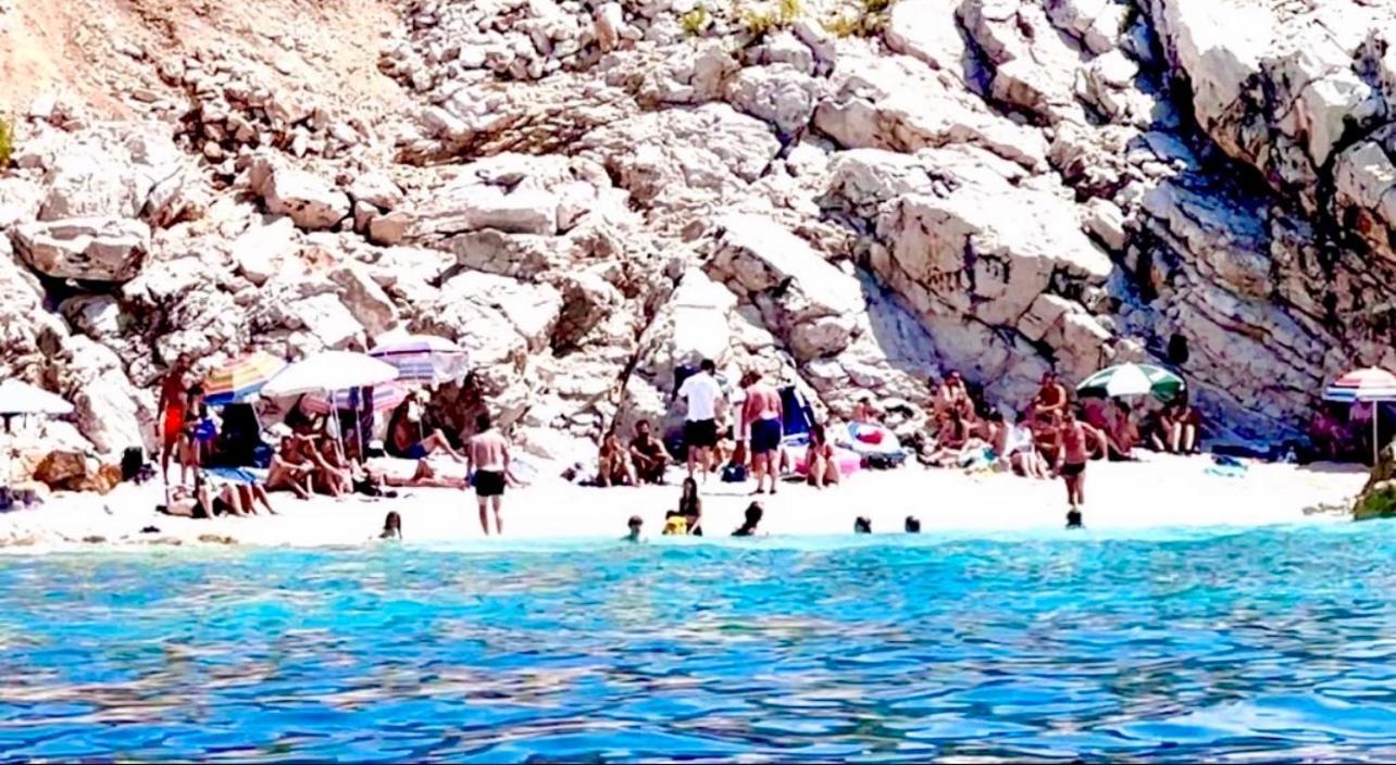 Jardin Miraculeux Hotel Himare Bagian luar foto
