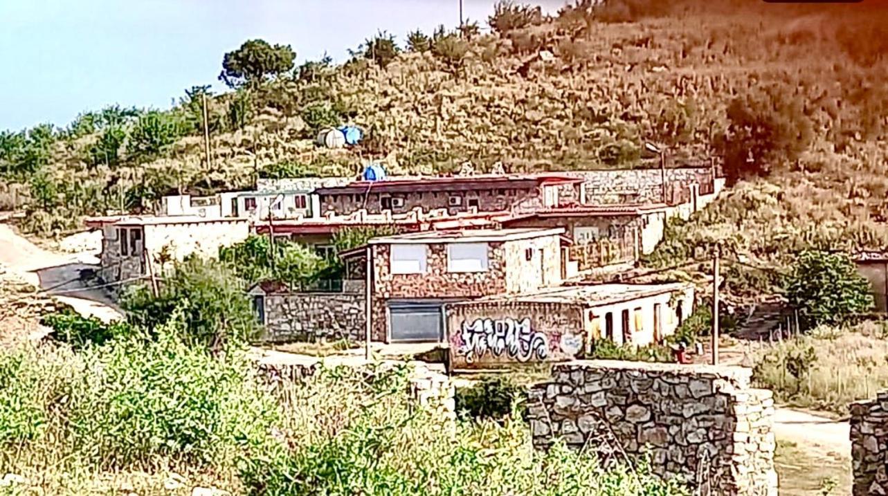 Jardin Miraculeux Hotel Himare Bagian luar foto