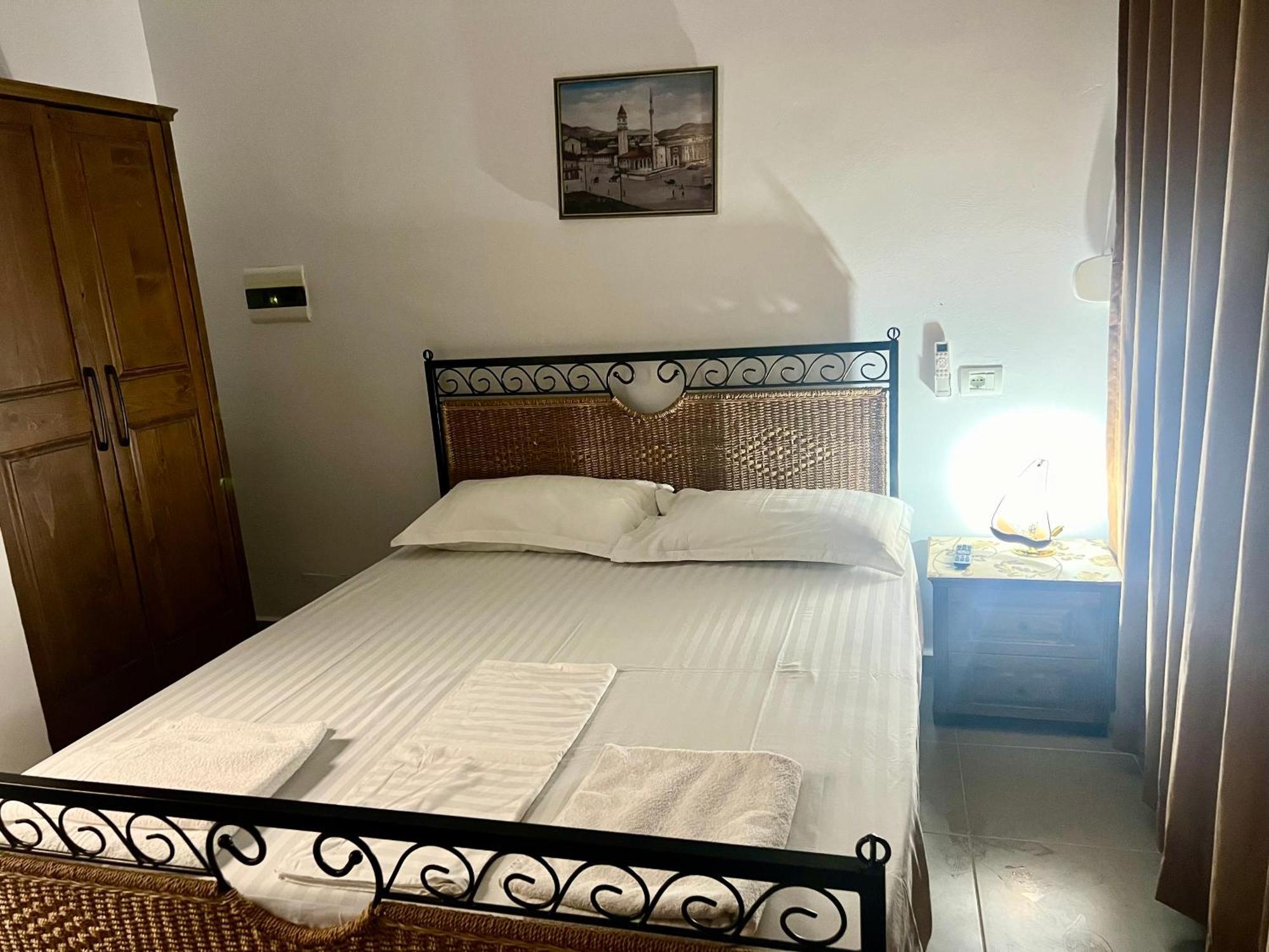 Jardin Miraculeux Hotel Himare Bagian luar foto