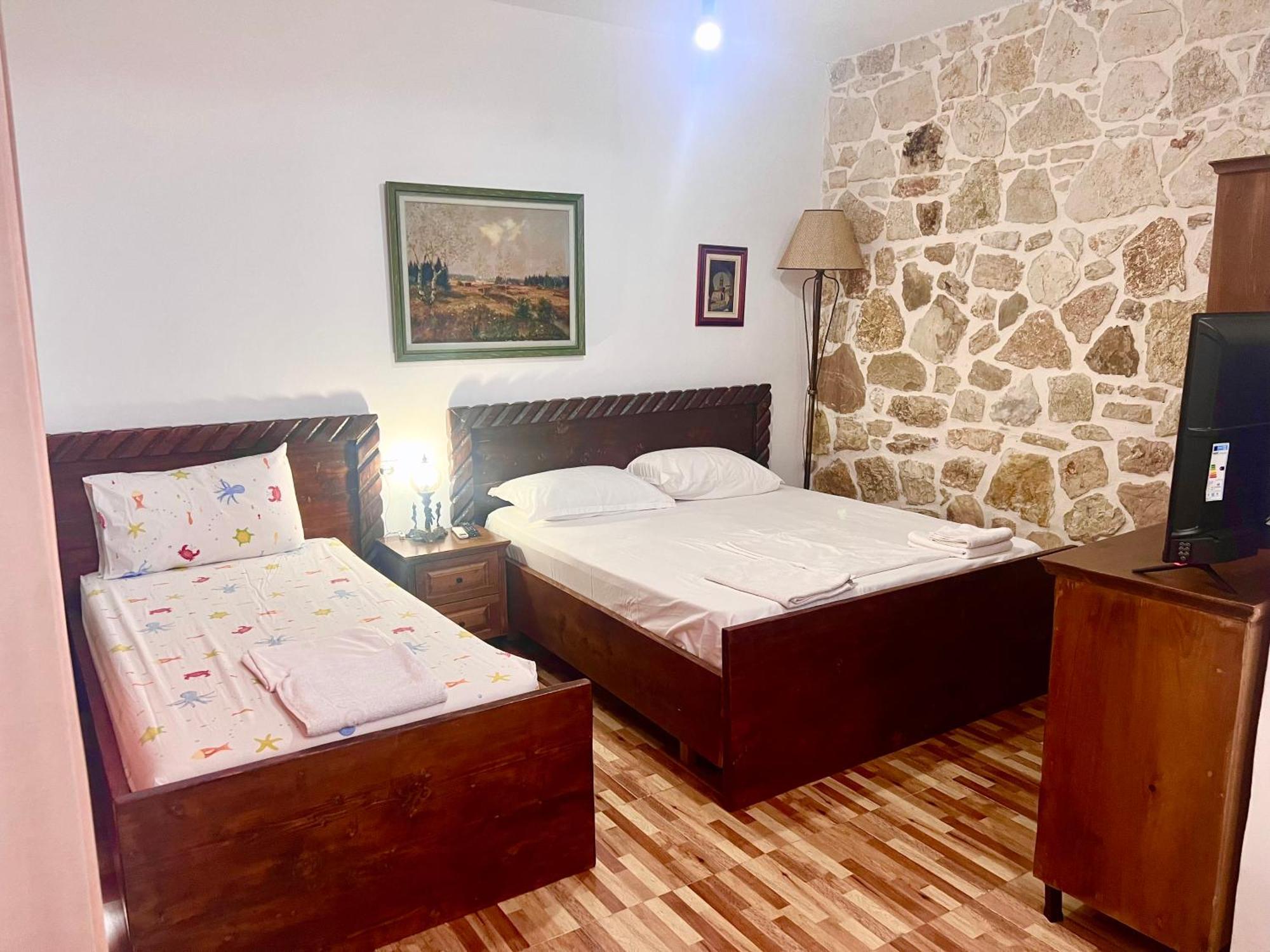 Jardin Miraculeux Hotel Himare Bagian luar foto