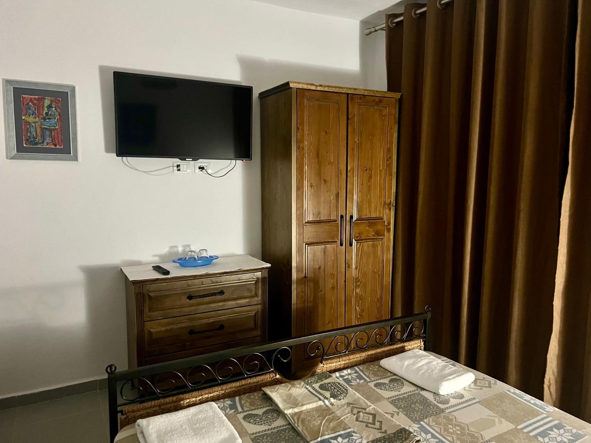 Jardin Miraculeux Hotel Himare Bagian luar foto