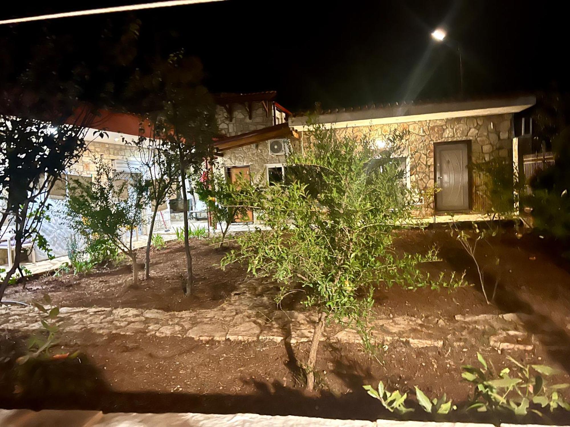Jardin Miraculeux Hotel Himare Bagian luar foto