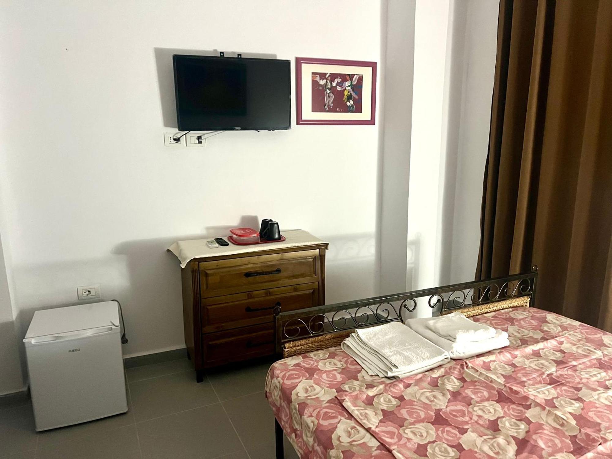Jardin Miraculeux Hotel Himare Bagian luar foto