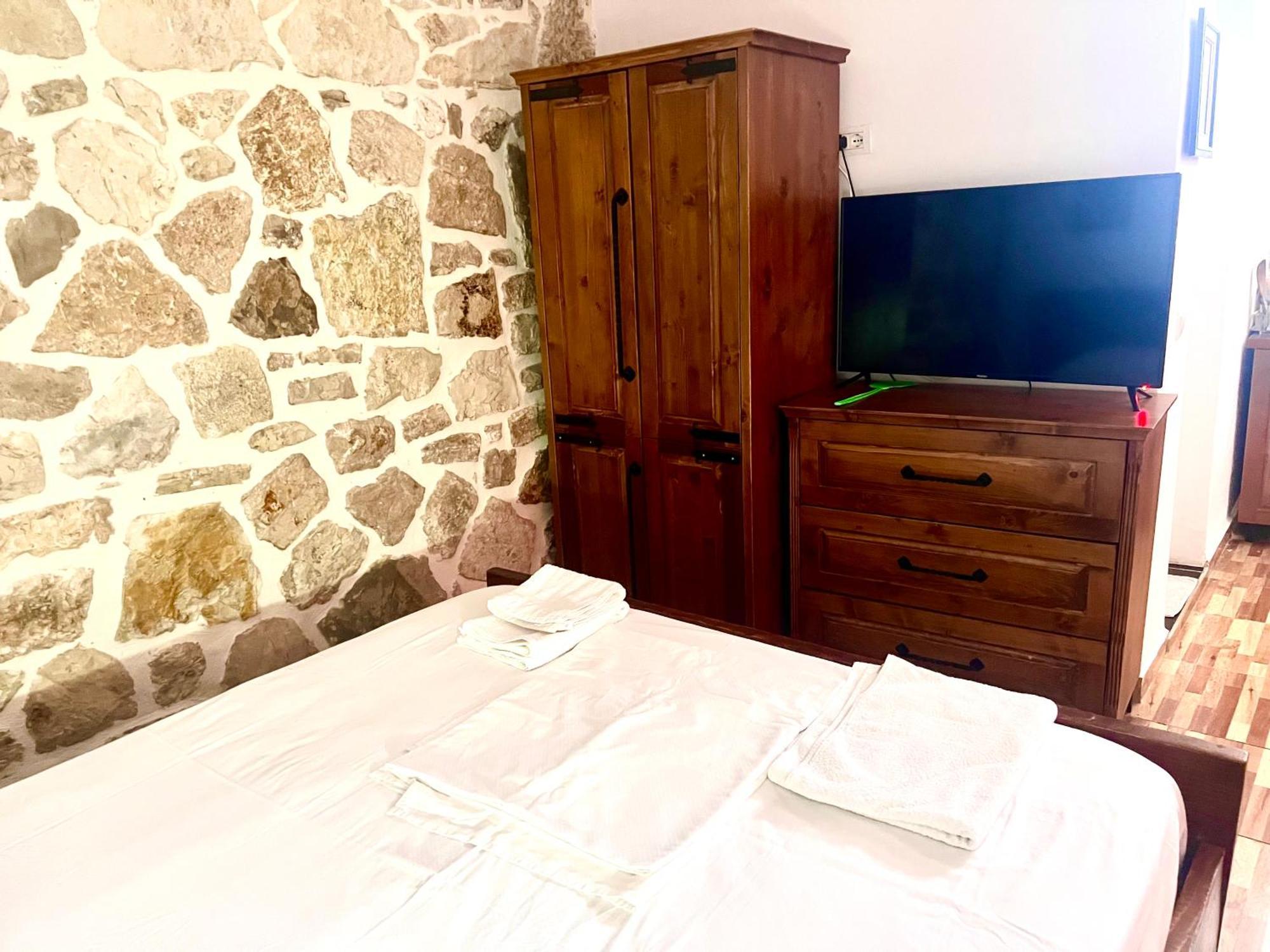 Jardin Miraculeux Hotel Himare Bagian luar foto